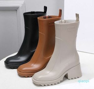 2024 Nouveaux créateurs de luxe Femmes Bottes de pluie Angleterre Style imperméable Welly Caoutchouc Eau Pluies Chaussures Bottines Bottines 211