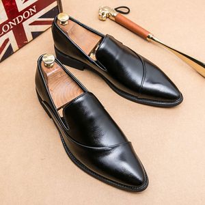 2024 Nieuwe mannen Loafers Lederen schoenen Formele elegante kledingschoen Simple Slip On Man Casual schoenen Oorspronkelijke puntige Boos Mocassins