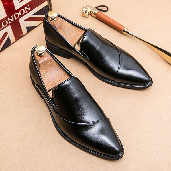 2024 Nouveaux hommes mots de chaussures en cuir formelles chaussures de robe élégante simple slip sur l'homme chaussure décontractée les huées pointues originales mocassins