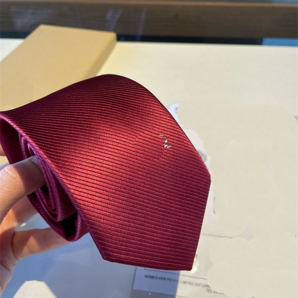 2024 Nuevos hombres Corbata Moda Seda ens Corbata de lujo Damier Corbata acolchada Corbata de diseñador a cuadros Caja de corbata de seda Negro Azul Blanco con caja de regalo 888