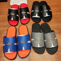 2024 Nieuwe heren lzmir schuif sandalen ontwerper slippers platte lederen mode zijkanten slipper zwart rood grijs zwart luxe mannen zomer strand sandaalschoenen