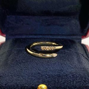 2024 Nieuw Model Bandringen Designer Ringen voor Vrouw Nagelring Designer Liefdesringen voor Man Klassieke 18k Vergulde Diamanten Ringen Mode-sieraden Trouwring Unise