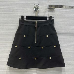 2024 Nouveau modèle jupes mini jupe été sexy femmes jupe noire 99 polyester boucle en métal goujons conception décorative demi-jupe coupe tridimensionnelle Aline Designe