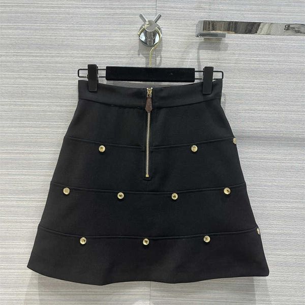 2024 Nuevo modelo Faldas Mini falda Verano Mujeres atractivas Falda negra 99 Poliéster Hebilla de metal Tachuelas Diseño decorativo Media falda Corte tridimensional Aline Designe