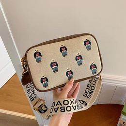 2024 NIEUW NET RODE EMBRODERY CARTOON CAMERA TAG Vrijvordering Grote capaciteit Cartoon schoudertas Crossbody tas 21*14*8 Fabrikant Direct verkoopvolume is superieur