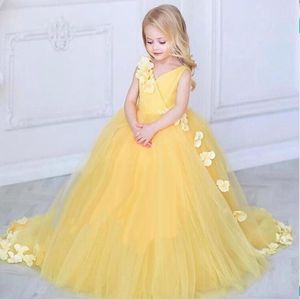 2024 Nieuw prinses Geel bloemenmeisje voor bruiloften V Hals Tule Handgemaakte bloemen Little Kinderen Babyjurken Eerste communie Jurken 403