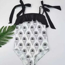 2024 Nouveau maillot de bain imprimé une pièce pour filles avec nœud trempage dans le maillot de bain à bretelles de source chaude maillots de bain triangulaires pour femmes robes de couverture de plage monokinis