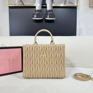 2024 De nouveaux produits arrivent, sac plissé, sac à main, sac à bandoulière, sac de shopping, sac de grande capacité de marque de luxe de style polyvalent, sac de créateur mini tn, sac pour femme, sac de voyage