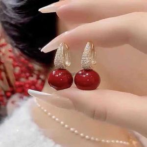 2024 Nieuwe Red Bean Acacia oorbellen met volledige diamanten modieuze delicate high -end oor gespen vreugdevol 15siq