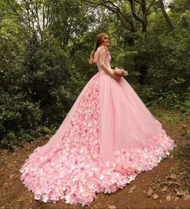 2024 NUEVO Romántico Pink Arabic Puffy Ball Vestidos de quinceanera Lace 3d Hand Holfuled Flowers Court Train Tulle Party Gotss View Wear 403