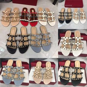 2024 Nouvelles sandales Designer Summer Femmes Couleur Rivets Spike Gladiator Pantoufles Plates Pierres Clouté Flip Sandale Chaussures Pour Femmes Boucle Réglable