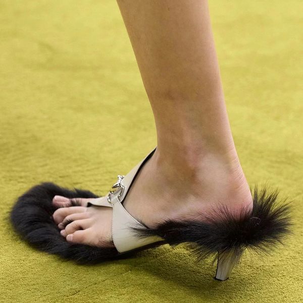 2024 NUEVAS SANDALIAS Desfile de peatones para mujer Moda Pelo de conejo Títulos de caballo Hebilla Hombre perezoso Sandalias de tacón alto con punta pellizca