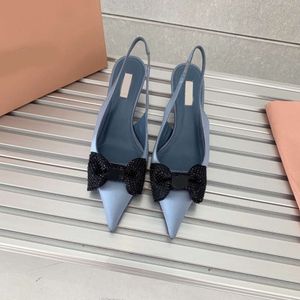 2024 Nouvelles chaussures célibataires Flash Diamond Bow Middle Baotou Sandales Bouche peu profonde Printemps / Été Petit chat Air arrière