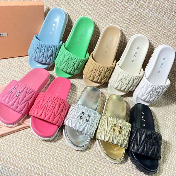 2024 Nuevo Slip-on Zapatillas de playa Hombres Negro Diapositiva de cuero Chanclas clásicas DHgate Miui Diseñador Mius Sandalia de mujer Sliders de verano Luxurys Sandale Flat Heel Loafer Mule