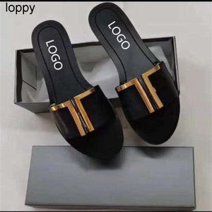 2024 Nuevas zapatillas Hardware Hebilla Primavera Verano Diseñador Casual Zapatos planos Sandalias Populares Diapositivas para mujer