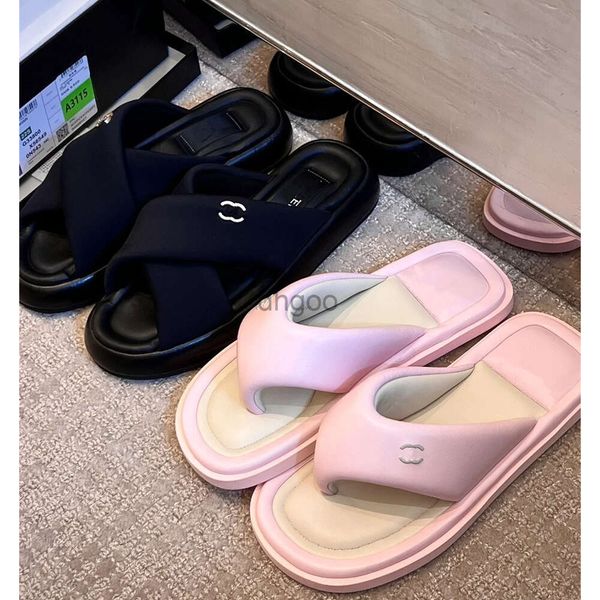 2024 Nouvelles sandales à semelles souples Tongs pour femmes Tendance de la mode Pantoufles de créateurs Chaussures de plage décontractées Marque de luxe Sandales Pantoufles