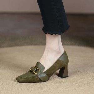 2024 Nouveaux talons hauts carrés slip-on en cuir en cuir de style britannique British French Retro Greens Chaussures célibataires Femmes