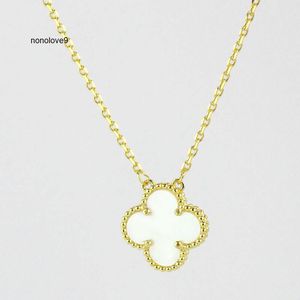 2024 Nouveau style plaqué or 18 carats Collier de trèfle de luxe de luxe pour femmes Mode pour femmes 15 mm Fleurs Collier pendentif à quatre feuilles Bijoux pour le cou Colliers de chaîne en or