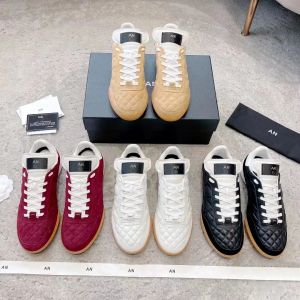 2024 Nouveaux chaussures décontractées Channel Fashion Luxurys Sneaker Designer Mens Womens Outdoosr Travel Runner Leather Summer Sports Loafer Flat Trainer Shoe