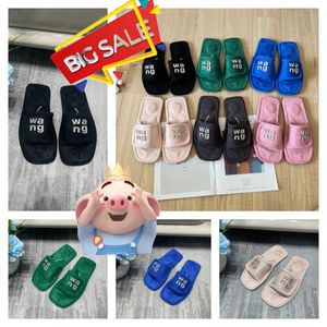 2024 New Style Designer Slippers Sandales Top Quality Luxury Femmes Velvet Matériau Rugestone Velcro Tape Party Soft Platform Gai