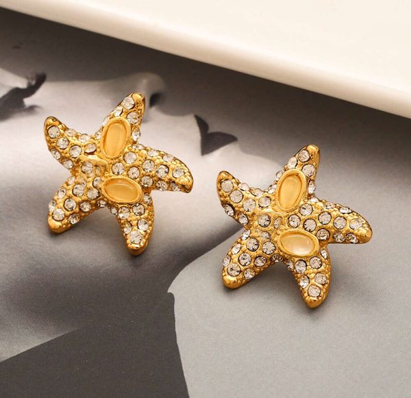 2024 Nouveau style Designer V Lettre Boucles d'oreilles STUDS FEMMES HEUX FEMMES HEURS 18K Gold en acier inoxydable Oreille d'oreille incrustée Géométrie en cristal Starfisf Ring de mariage Bijoux Nice