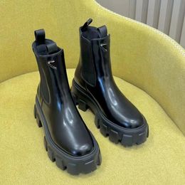 2024 Nieuwe stijl Dress Shoes Martin Boots Platform Schoenontwerper Boots Triangle Damesheren Heren Casual klim Lederen knie plat buitenshuis winter laars zwart witte damescadeau