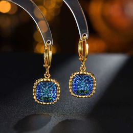 2024 Boucles d'oreilles en sapphire de la version haute du style High Style pour les femmes électroplate du nouveau pendentif bleu doré mat médiéval avec boucle d'oreille légère