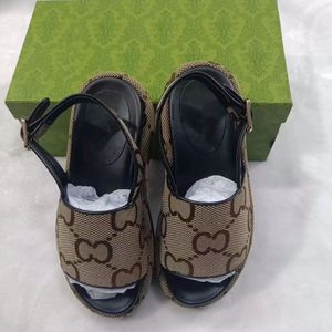 2024 Nouveau style presbytie modèle pantoufles sandales double lettre sandales plate-forme sandales grande taille chaussures pour femmes été muffin pantoufles à semelles épaisses 34-44 avec boîte