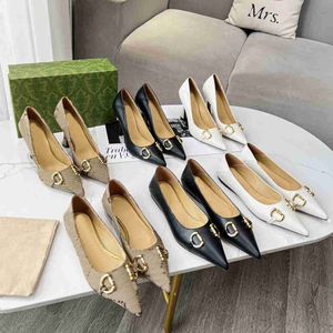 2024 Nieuwe stijl Sandalen luxe ontwerper Lady Chain Metalbuckle schoenen Rock Studed Women Dress Shoes Pointed Teen Rivet Loafers Slip-on Casual Shoe met doos