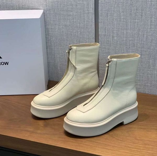 2024 Nouveau style The Row Bottines Chelsea en cuir lisse blanc avec plateforme zippée à enfiler à bout rond et talons bloc, bottines plates et épaisses, nouveau style de créateur de luxe