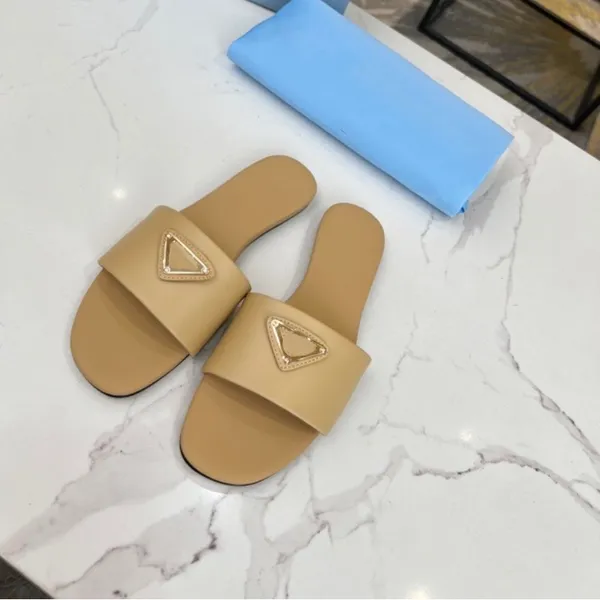 2024 Nouveaux styles pantoufles femmes de marque de marque Flats de haute qualité chaussures de mode de la plage en cuir véritable