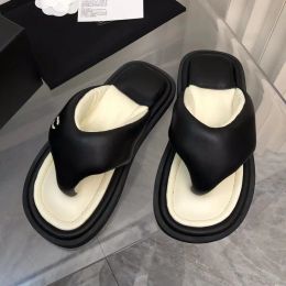 2024 Nouveau pain d'été tongs sandales confortables diapositives de luxe sandales pour femmes pantoufles de couleur bonbon chaussures de plage décontractées plates pantoufles mode