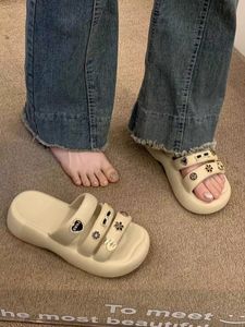 2024 Nouvelle célébrité Internet d'été Super et superbes sandales pour les femmes portant des semelles épaisses à la mode et des chaussures de plage polyvalentes