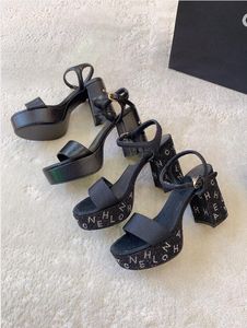 2024 Nouvelle plate-forme d'été Sandals Femme High Heels Black Big Brand Taille35-42