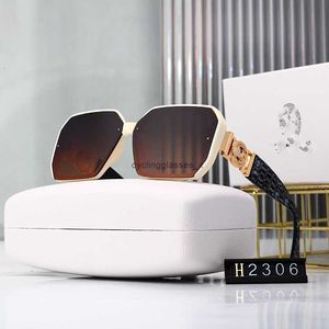 2024 Nouvelles lunettes de soleil Box de mode Sunvisor Anti UV Net Red Street Photo Ultra Light Emballé avec une fleur