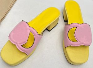 2024 nouveau haut confortable plat pantoufles à semelles épaisses élégantes féminité printemps et été sandales fraîches semelle extérieure résistante à l'usure en caoutchouc plus de chaussures de couleur