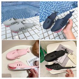 2024 Nuevo diseñador Top Creative Quirky Tiburón Black Green Grey Grey Sandalias para padres Familia Fuera de la familia Fuera de Summer Baotou Sandals Baotou Senadoras Play Slippers