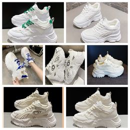 2024 Nouveau Top Luxury Soumed Mesh Small White Shoe Men Femmes Femmes décontractées et respirantes Chaussures de sport surélevées en interne Taille 35-47