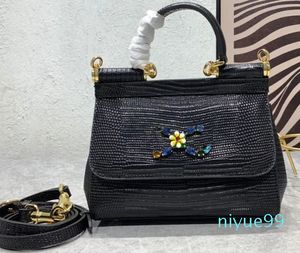 2024 Nieuwe topkwaliteit dames totes tas ontwerper cowhide patroon enkele schoudertas luxe hardware handtas top puur handgemaakt crossbody platina