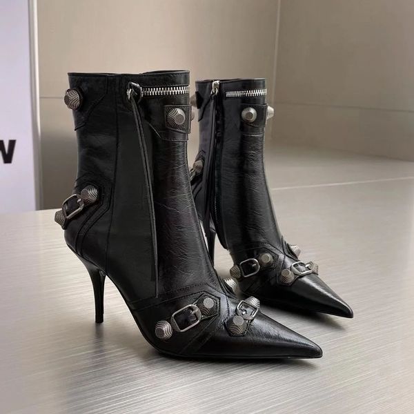 2024 Nueva piel de oveja blanca Botas de tacón alto puntiagudas Hebilla de metal Decoración Zapatos de mujer Borla de motocicleta Zapatos con cremallera de cuero Diseñador de lujo Moda Bota desnuda