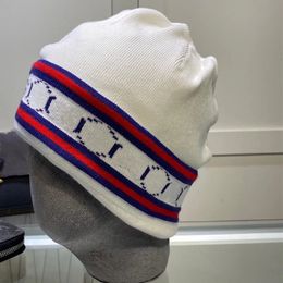 Chapeaux tricotés chauds pour femmes, chapeaux en laine à capuche coupe-vent jacquard avec lettres simples classiques, nouvelle collection hiver 2024