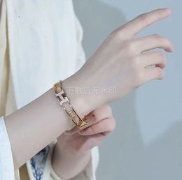 2024 NOUVELLE FEMMES BANGLE DES BONDE DE LURXE Designer de bijoux Bracelets Bracelets 18k Gold Stated Innewless Steel Mariage Bangles H