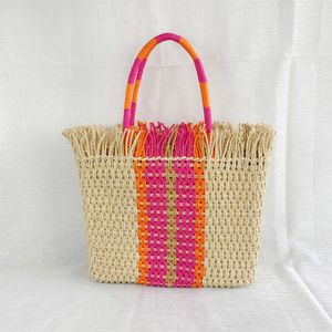 2024 nouveau sac tissé d'herbe pour femmes corde de papier populaire pompon à rayures verticales 2 couleurs en 240312