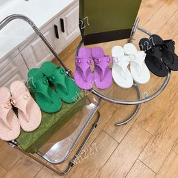 2024 Nuevas sandalias de zapatillas de espiga para mujeres Summer de lujo de lujo versátiles de color sólido huellas estampadas de playa diariamente casa