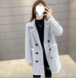 2024 Nouveau manteau polaire imitation cuir et fourrure pour femme pour l'automne et l'hiver, ample et mince, rayures polyvalentes, manteau épais mi-long en polaire de vison pour femme