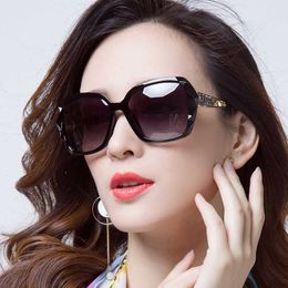 2024 Nuevas gafas de sol para mujer Tendencia Espejo de sapo Moda Marco grande HolidayUOWN