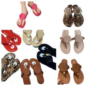 2024 Nieuwe vrouwelijke schoenen gelakt heldere slippers platte flip-flops vrouwelijke strand slippers vrouwelijke rubberen zachte zolen dragen mode slippers vrouwelijke ontwerper sandalen