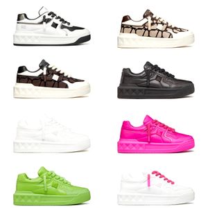 2024 NIEUWE Women Stud XL Running Shoes One Designer Sneakers Girl Boy Sheepskin Casual Shoe Men Men Outdoor Black Wit Rivet Trainer Canva Lady Hike Tennis Basketball Shoe