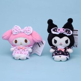 2024 Serie de vestimenta floral más nueva Sanrioed Kulomie Melody Plush Toy Doll Bag Pendse Keychain
