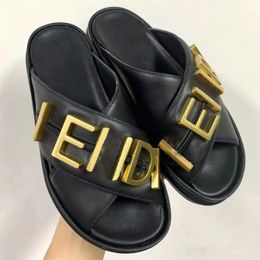 2024 Nieuwsontwerper Sandalen Luxury Slippers Fashion Slides Flat Bottom Right Line Letters Lederen Buckle Canvas Sexy Braid Shoes Summer Beach Sandalen